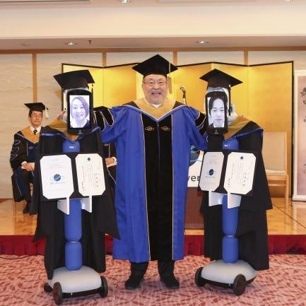 机器人帮助美国学生参加毕业典礼