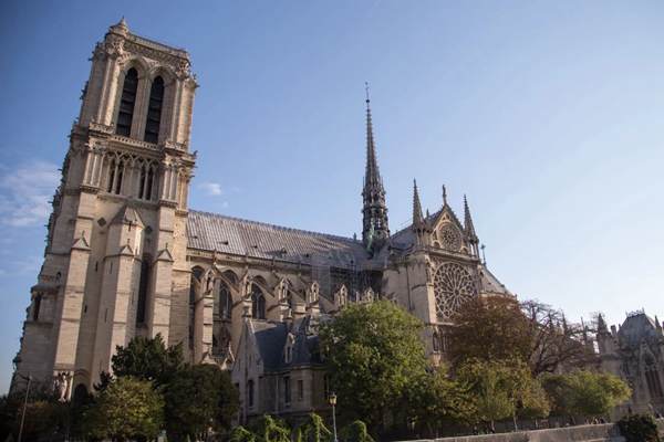 巴黎圣母院发生大火，法国与世界为之叹息