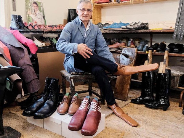 为了让人们保持距离 罗马尼亚鞋匠造出75码的“社交隔离鞋”