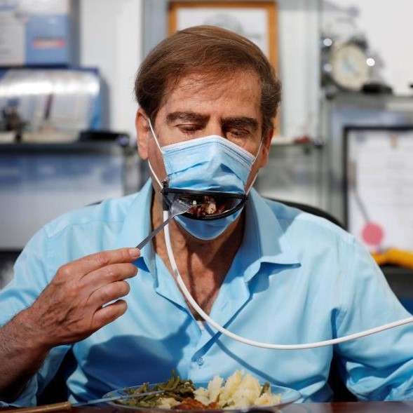 新发明：口罩装上“机械嘴” 吃饭时不用摘