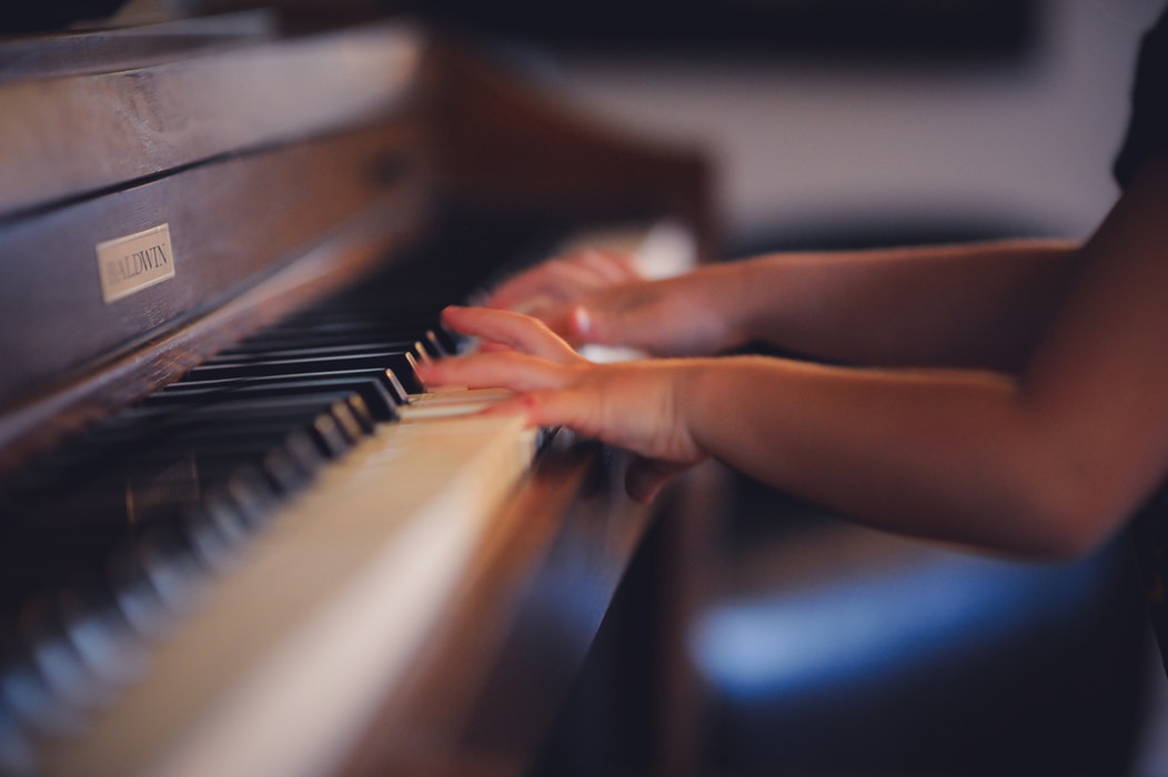 练习| 科学美国人60秒：钢琴课可提高语言技能
