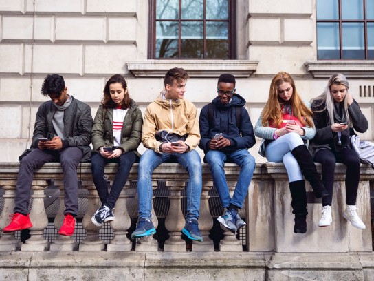 Is it time to ban smartphones from our schools？
