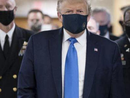 终于服软：特朗普在媒体面前戴上口罩！