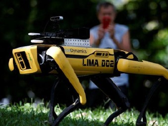 新加坡派出机器狗提醒民众保持社交距离