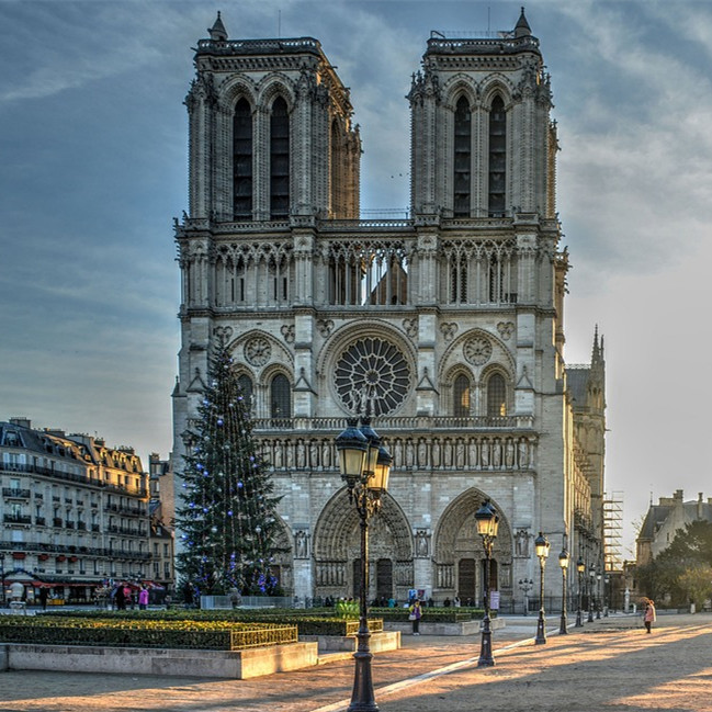 巴黎圣母院救出文物移至卢浮宫 重建或需几十年
